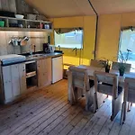 Tatil Evi Luxe Safaritent Met Prive Sanitair Voor Het Hele Gezin I 6 Personen