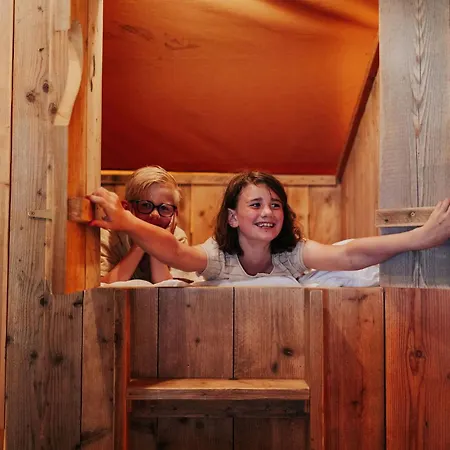 Casa de Férias Luxe Safaritent Met Prive Sanitair Voor Het Hele Gezin Op De Veluwe