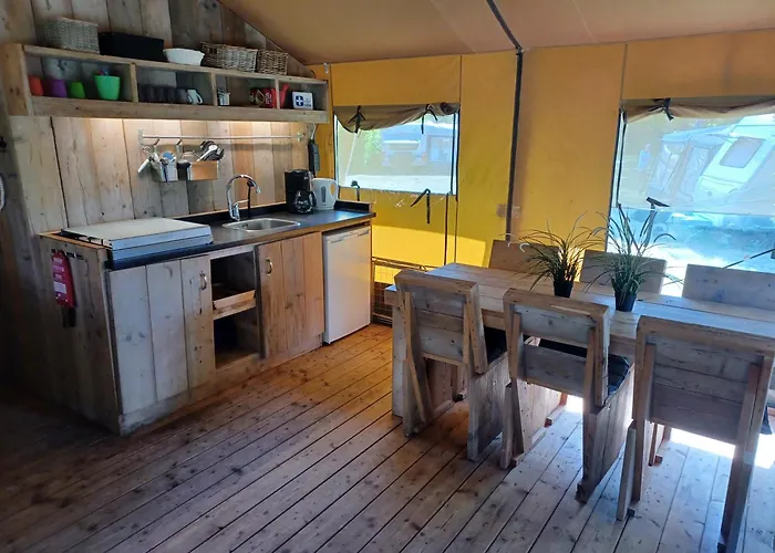 Casa de Férias Luxe Safaritent Met Prive Sanitair Voor Het Hele Gezin I 6 Personen