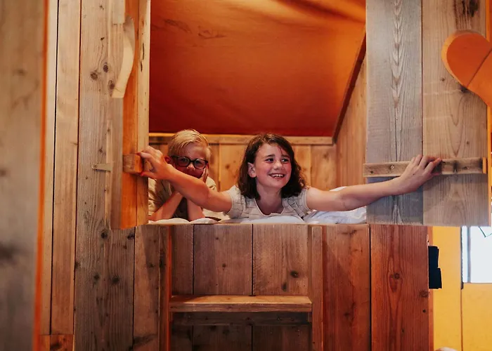 Casa de Férias Luxe Safaritent Met Prive Sanitair Voor Het Hele Gezin I 6 Personen