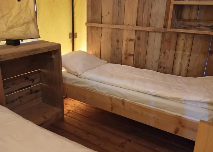 Casa de Férias Luxe Safaritent Met Prive Sanitair Voor Het Hele Gezin I 6 Personen